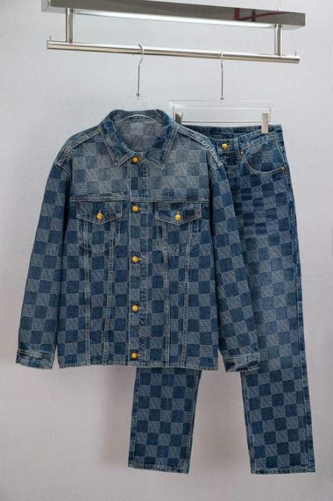 Picture of LV Sweater Suits _SKULVsz46-52M-2XLqqtxA023A02441220